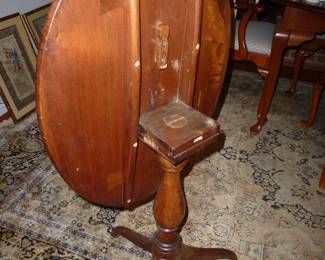 18TH CENTURY GEORGIAN TILT TOP TABLE