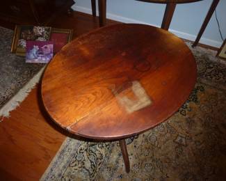 18TH CENTURY GEORGIAN TILT TOP TABLE
