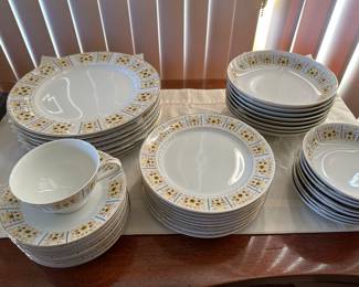 Noritake dinnerware Meadow Rose 