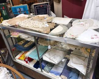 Beautiful hand done linens. Excellent condition