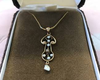 Nice gold tone and pearl necklace