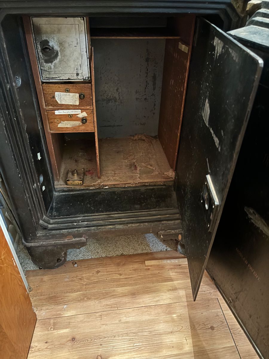 WhistleStop Estate Sales in Brookhaven, MS starts on 12/9/2023