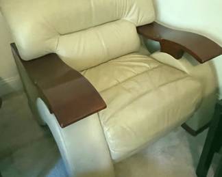 WOOD & LEATHER CHAIR