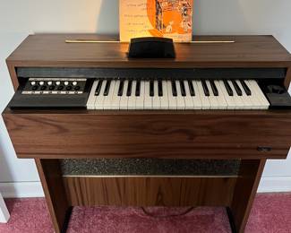Vintage electric organ - $15
