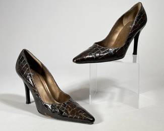 STUART WEITZMAN HEELS | A pair of Stuart Weitzman heels with brown alligator leather, pointed toes; no apparent size, presumably 8 or 8.5. -  l. 10.75 in (approx.)
