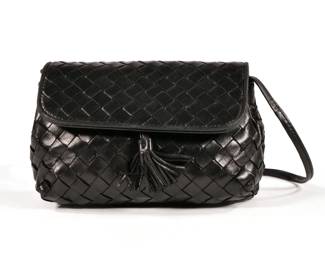 BOTTEGA VENETA EVENING BAG | Black woven leather shoulder bag with tassel clasp. - l. 6.25 x w. 3.25 x h. 4 in

