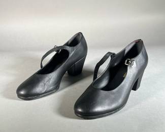 SO DANÇA DANCE SHOES | Black female dance shoes with small heel and nails in heel and tie for tap dance. Size 10. 
