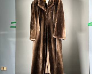 WOMEN'S FUR COAT | Incredibly soft brown fur, silk lining with Lord & Taylor label. - l. 45 in (from shoulder)

