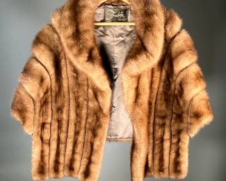 FREDRICA FUR SHAWL | Short shawl with brown fur, with "Fredrica / Paris / New York" label. - l. 22.5 in (from shoulder)

