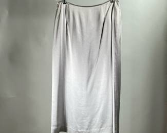 CARMEN MARC VALVO SILK SKIRT | Smooth mid-length skirt with no apparent material tag, presumably 100% silk, light gray color. Size 4. - l. 29.5 in

