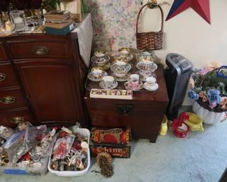 Cup/saucers, napkin rings