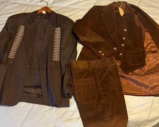Awesome vintage clothes! Lots of them! 
