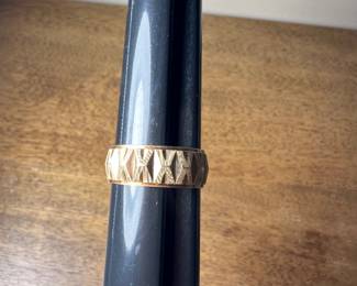 14k gold men’s ring. Enough detail & texture to be manly, enough shine to catch your attention. Use as. Wedding band, or as a subtle statement. Or just love the feel of wearing gold! Size 9 1/2. 