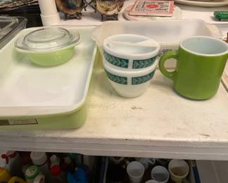 Green Pyrex casserole, bowl with lid, small bowls & coffee cup 