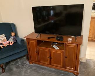 Chair with baby dolls, TV tanks with storage, TV 