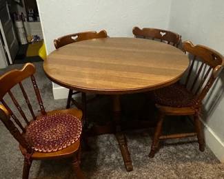 ROUND TABLE 4 CHAIRS