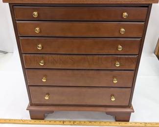COLLECTORS CHEST W/ DISPLAY TOP
6 DRAWERS W/ HIDDEN LOCK (IN SIDE OF BACK LEG)
BRASS HANDLES