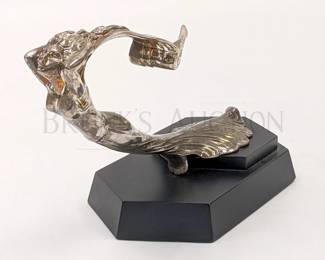 1987 CADILLAC AUTOMOBILIA W/ BASE
FRANKLIN MINT
SILVER PLATED?
FOUND ON CADILLAC MODELS FROM 1930-1950
OVERALL - 10'' X 7''