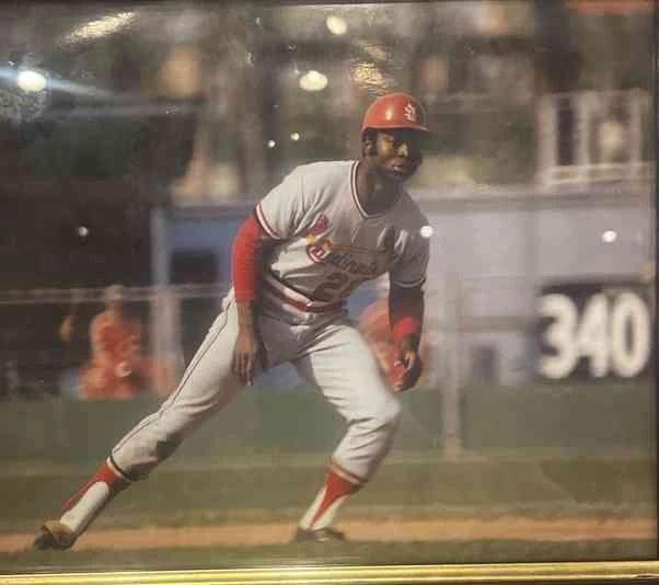 8 X 10 Picture Of Lou Brock Leading Off To Steal