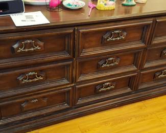 Bedroom dresser 1970s solid Oak wood
45$