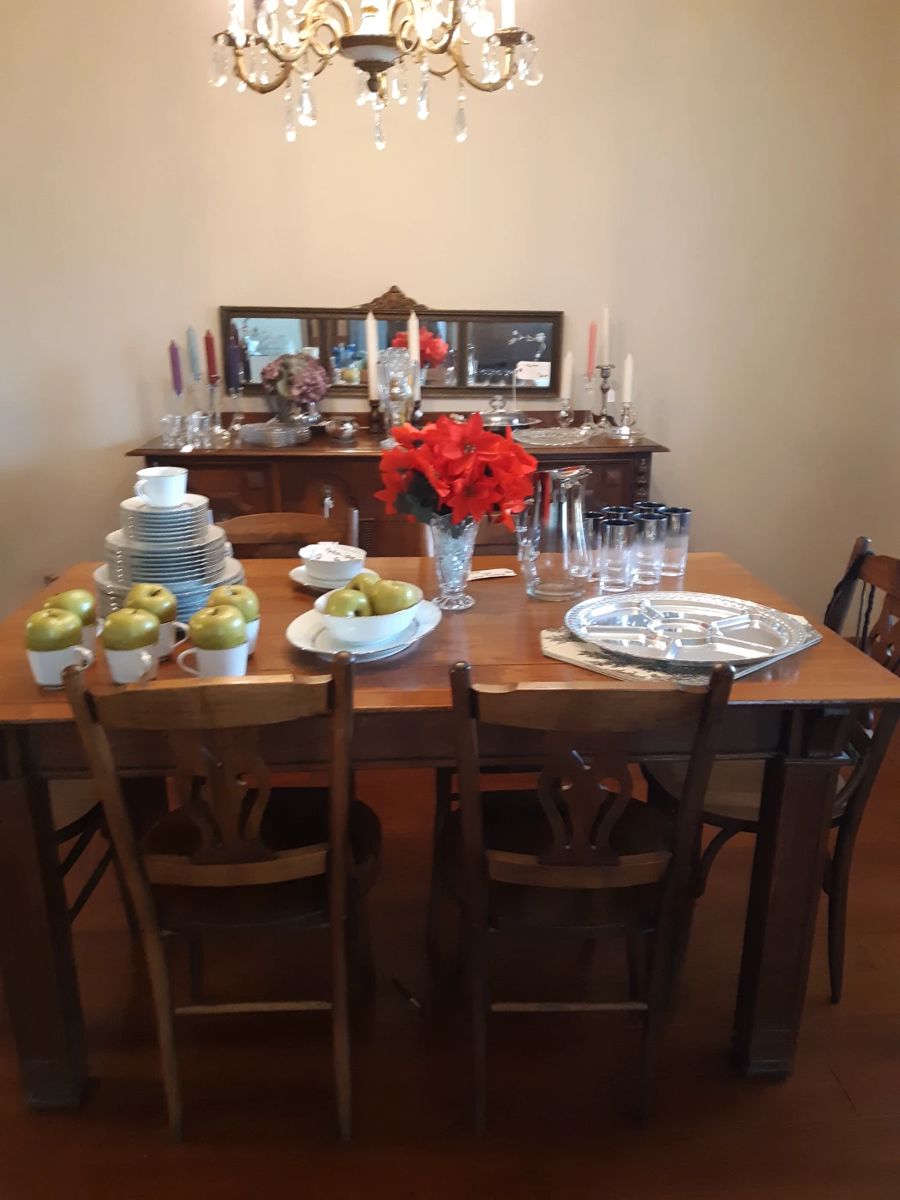 Not real apples. Those punks are fakers, but they sure do look pretty on the table.