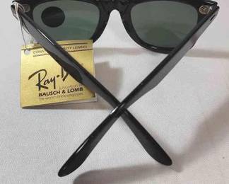 009 RayBan Wayfarer Sunglasses  New With Tags and Case