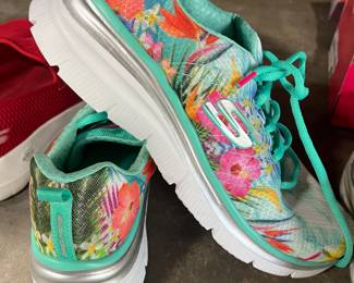 Size 9 new sketchers