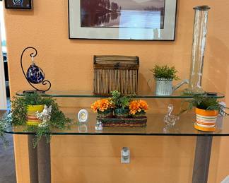 Entry Table, Decor