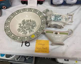 VINTAGE GRAVY BOATS AND ROYAL CHINA DISH