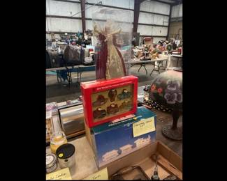 LOT OF CHRISTMAS DECOR