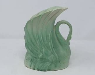 Swan vase --really pretty