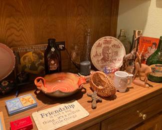 Will Rogers plate, Frankoma "Oklahoma" mug, carved animals, etc.
