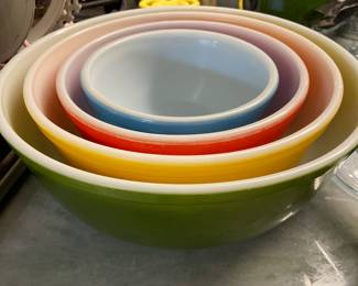 vintage Pyrex mixing bowl set