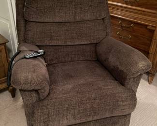 BRAND NEW La-Z-Boy lift chair