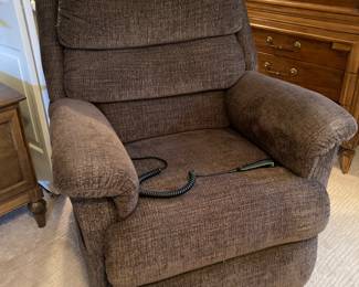 BRAND-NEW La-z-Boy lift chair