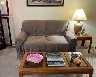 love seat, coffee table, 2 matching side tables and various lamps