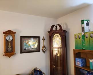 Clocks, Art, Globe.
Etc...