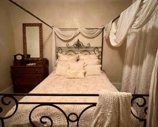 IRON CANOPY BED