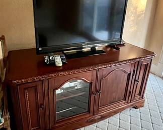 TV CONSOLE LOTS OF TVS 