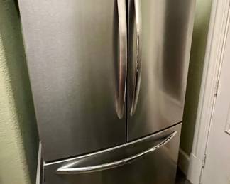 FRIDGIDAIRE REFRIDGERATOR