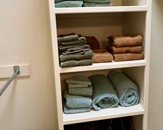 TOWELS PILLOWS ACCESORIES