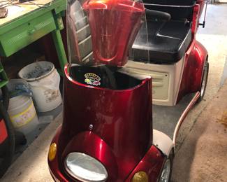 FRONT  CLOSE UP VIEW OF THIS ELECTRIC E-WHEELS EW-52 4 WHEEL SCOOTER WORKS VERY WELL WITH NEWER BATTERIES