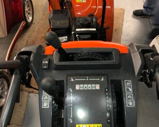  CLOSE UP VIEW OF OF THIS OPERATIONS LEVERS BRAND NEW COMMERCIAL SIZE SNOWBLOWE.R