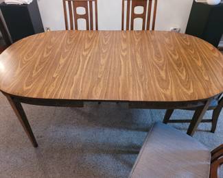 Dinning room table and 6 chairs 