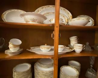 The Windsor Shape Meito China 22KT Gold Dinnerware Set