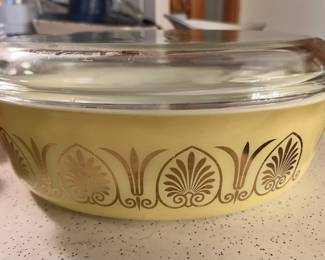 1960's PYREX 2.5 Quart Golden Classic Casserole Dish