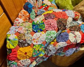 Multicolored Yoyo Quilt