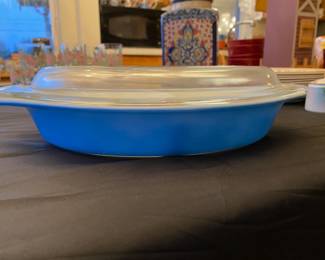 1960's 1.5 Qt Pyrex Blue Divided Dish with Clear & Gold Medallion Lid