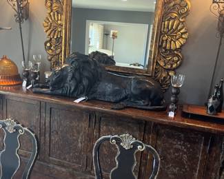 Guided mirror and bronze lion