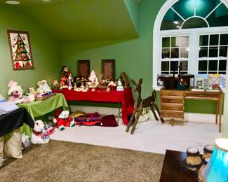 CHRISTMAS / LINEN ROOM 